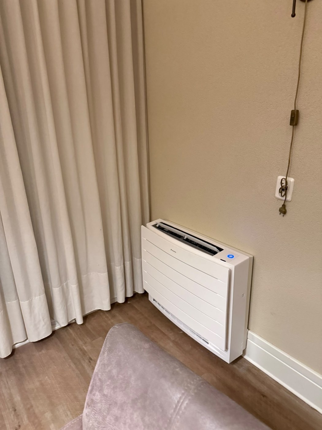 Afgemonteerd airco-vloermodel, netjes geplaatst door WTV