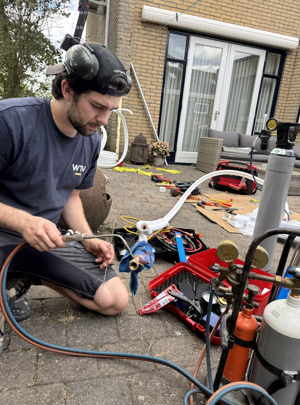 WTV vult en controleert een airco-installatie op locatie