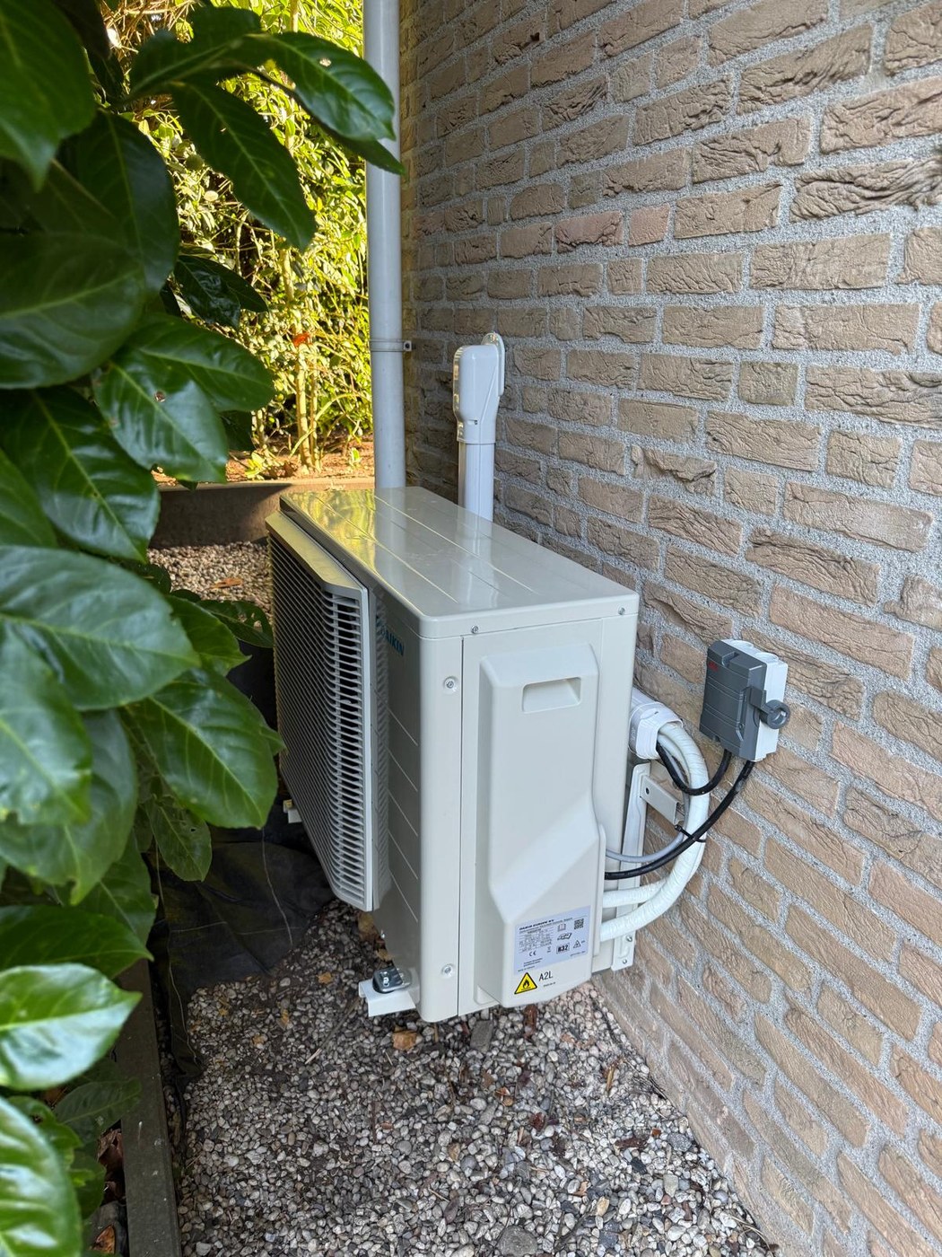 Strak afgemonteerde Daikin airco-buitenunit door WTV in Driebergen door WTV