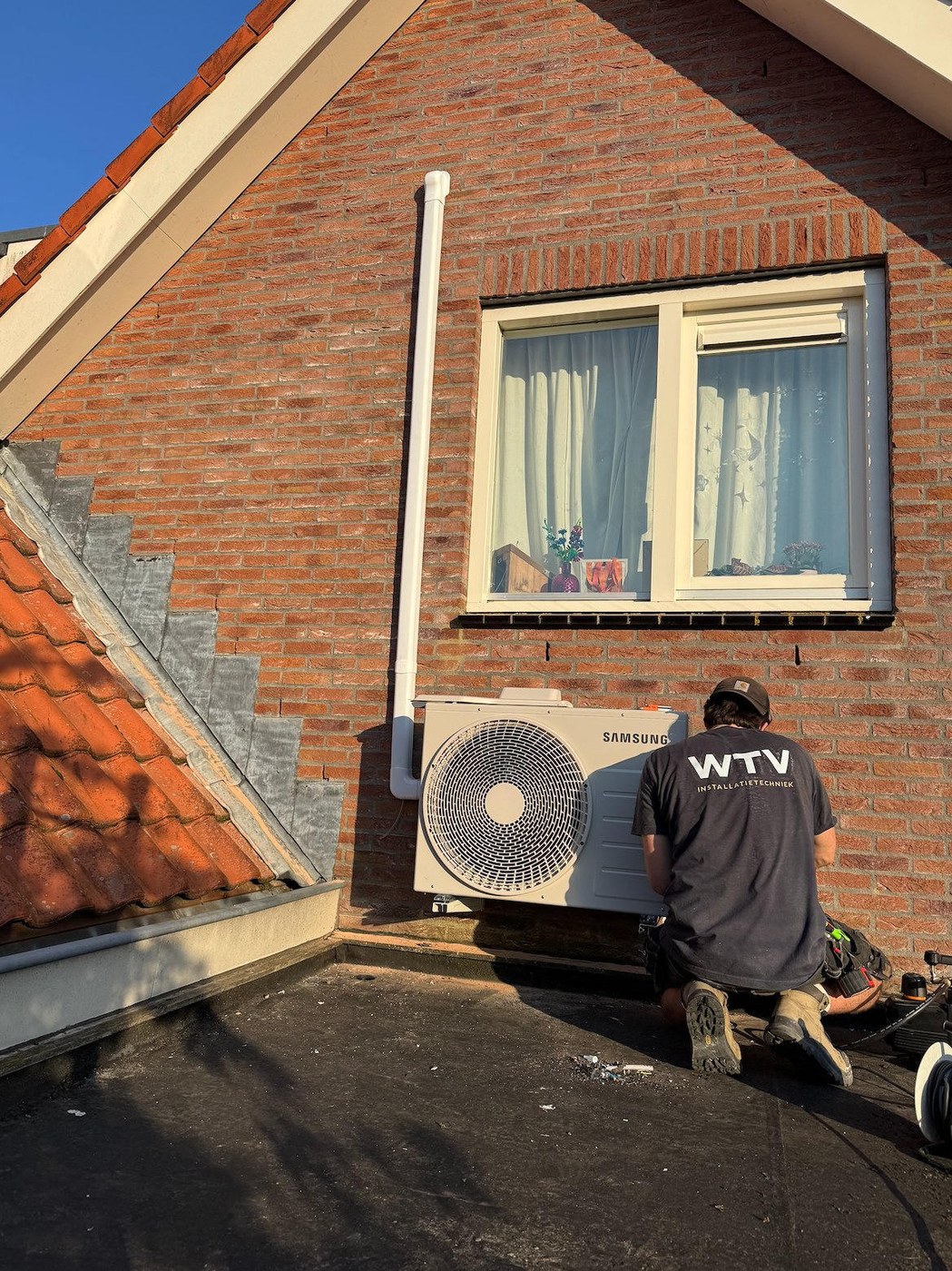 WTV-monteur installeert een Samsung airco-buitenunit in Driebergen door WTV