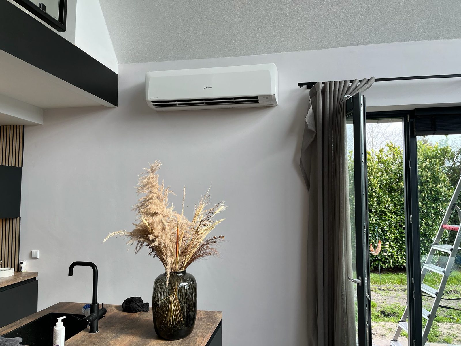 Mitsubishi airco-binnenunit, strak geïnstalleerd door WTV