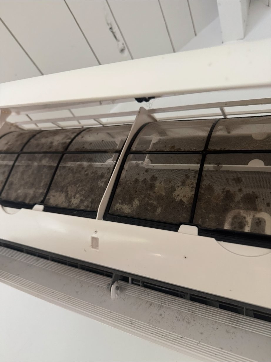 Vervuilde airco-filters — reden voor periodiek onderhoud