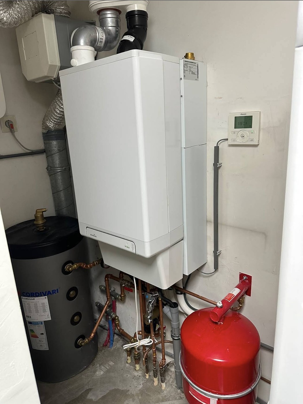 Hybride warmtepomp met cv-ketel, buffervat en expansievat, geïnstalleerd door WTV