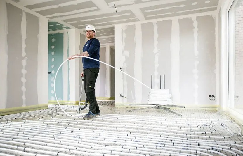 WTV-monteur legt vloerverwarming aan in een woning