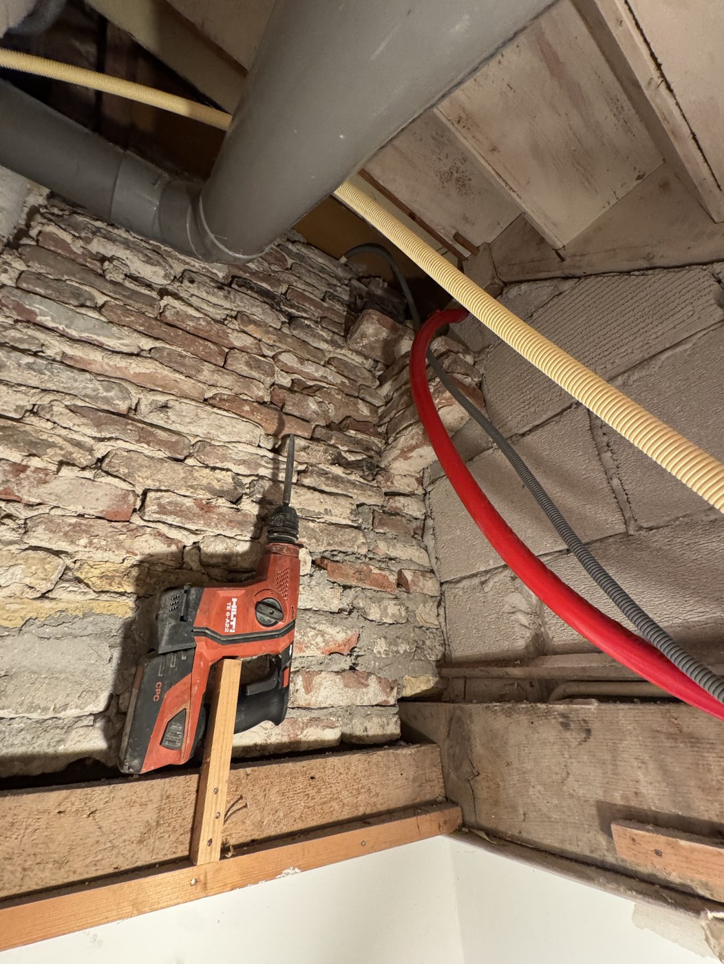 WTV aan het werk tijdens de installatie van een warmtepomp
