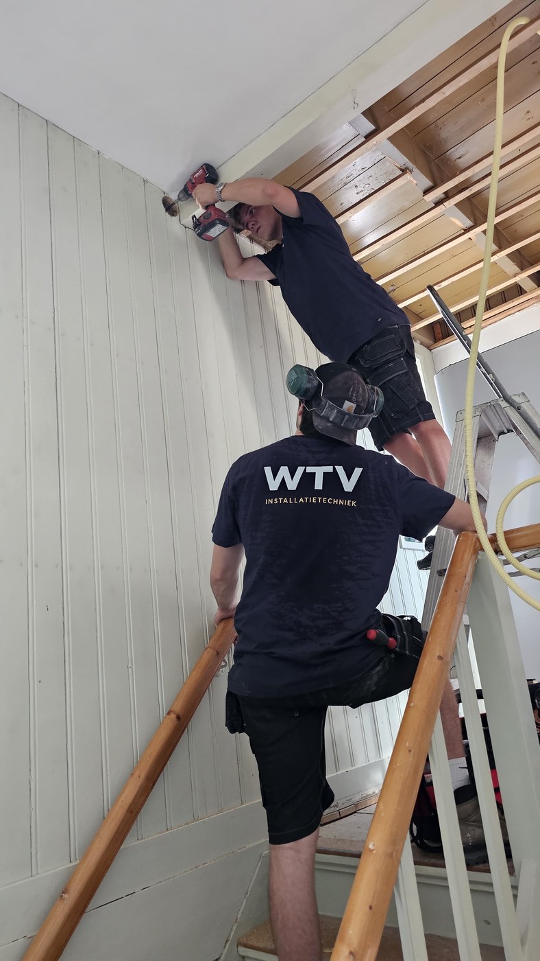 WTV-monteur aan het werk tijdens een installatie